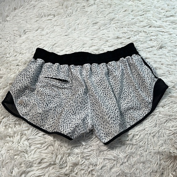 Lululemon Hotty Hot Short Dottie Dash White Black / Black - Picture 4 of 8
